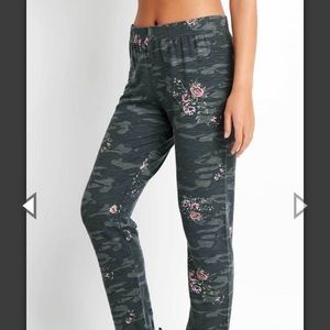 Monrow super soft vintage camo sweats flowers